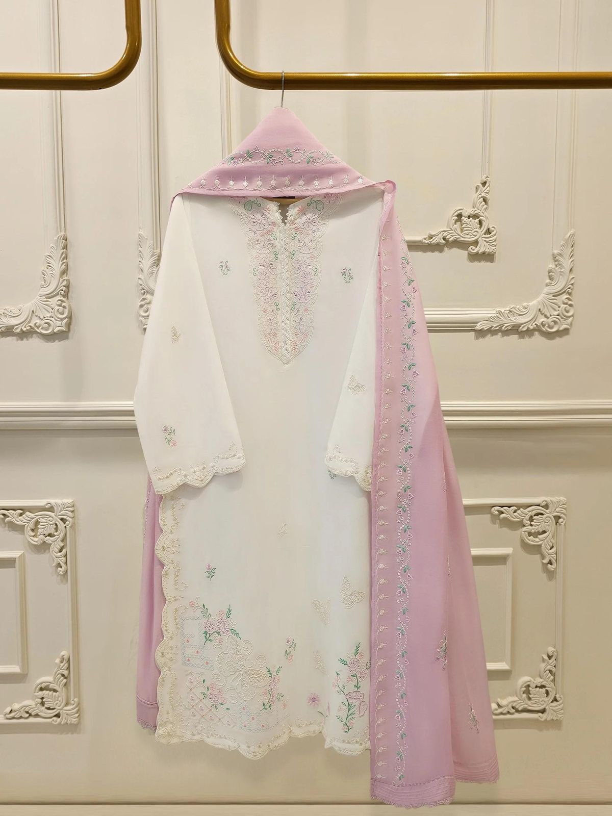 4a37fbc00051d7353823bdecb6855f58 An Object of Elegance | Ultra-Luxury Three-Piece Salwar Kameez - Image 1